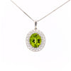 5,03 Karat Ovalschliff-Peridot-Pendant mit Rundschliff-Diamant-Halo in 18K Weißgold